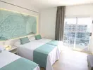 Nowoczesny pokój z łóżkami w Golden Taurus Aquapark Resort