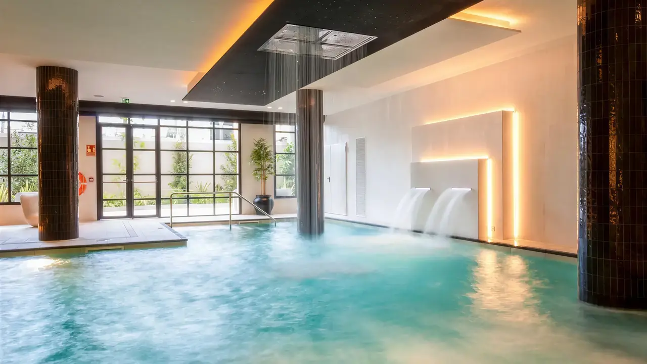 Basen z wodospadami w Golden Taurus Aquapark Resort