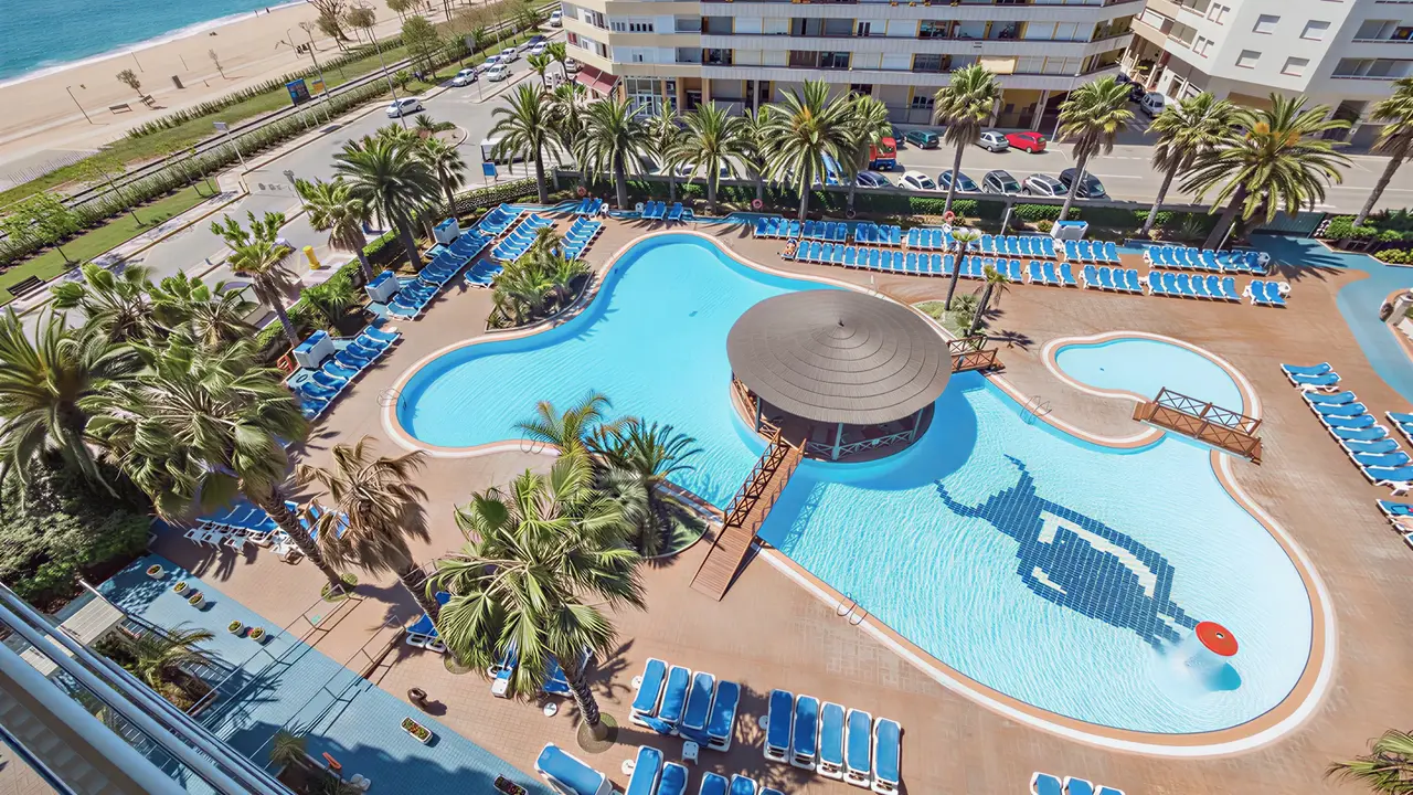 Widok na kompleks Golden Taurus Aquapark Resort z basenem i plażą