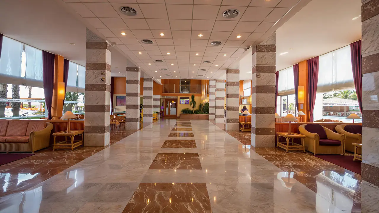 Eleganckie lobby w Golden Taurus Aquapark Resort z wygodnymi sofami