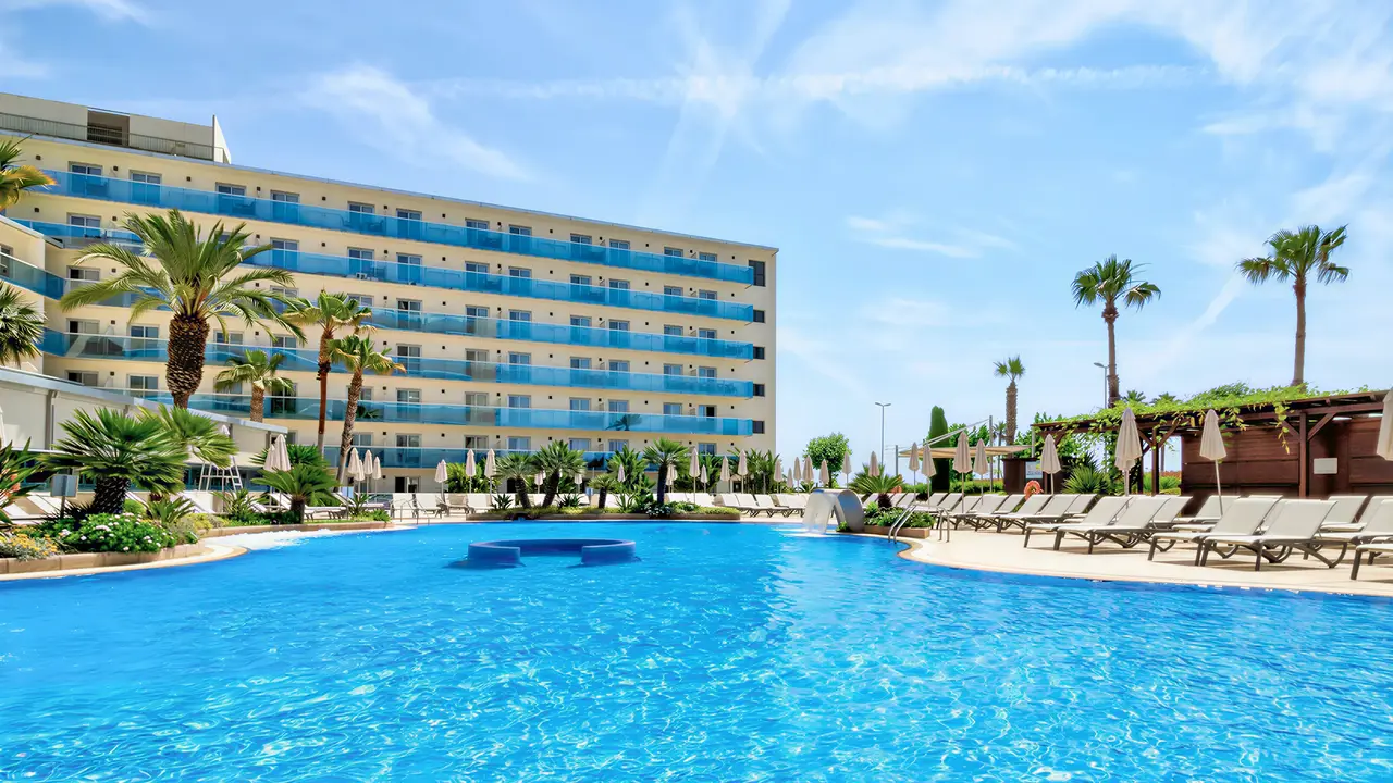 Basen i leżaki w hotelu Golden Taurus Aquapark Resort