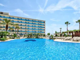 Basen i leżaki w hotelu Golden Taurus Aquapark Resort