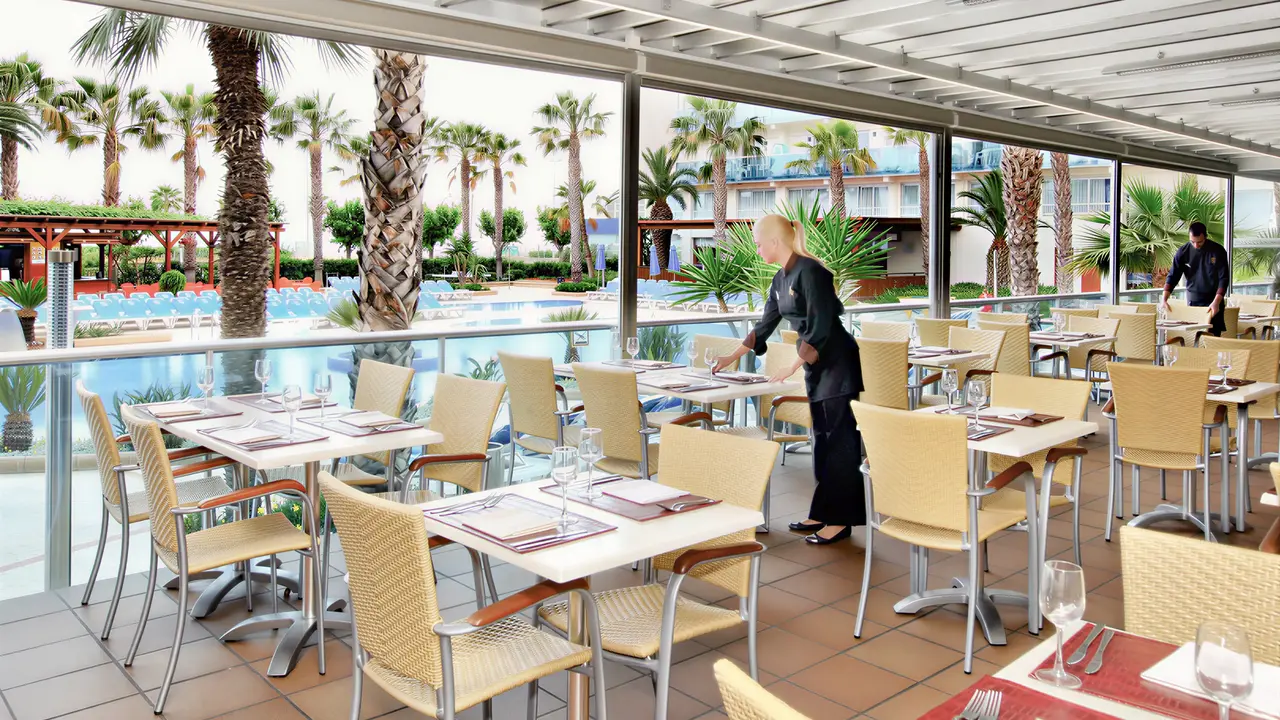 Restauracja w Golden Taurus Aquapark Resort z widokiem na basen