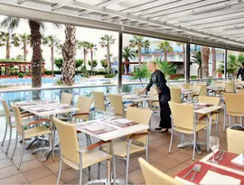Restauracja w Golden Taurus Aquapark Resort z widokiem na basen