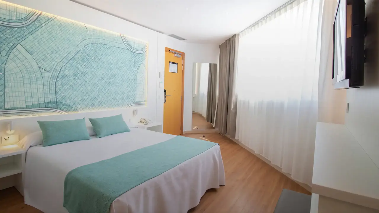 Nowoczesny pokój z łóżkiem w Golden Taurus Aquapark Resort