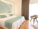 Nowoczesny pokój z łóżkami w Golden Taurus Aquapark Resort
