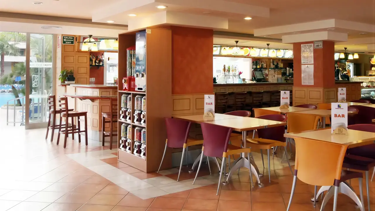 Bar i stoliki w hotelu Golden Taurus Aquapark Resort