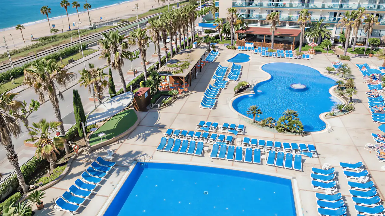Widok na kompleks Golden Taurus Aquapark Resort z basenami i plażą
