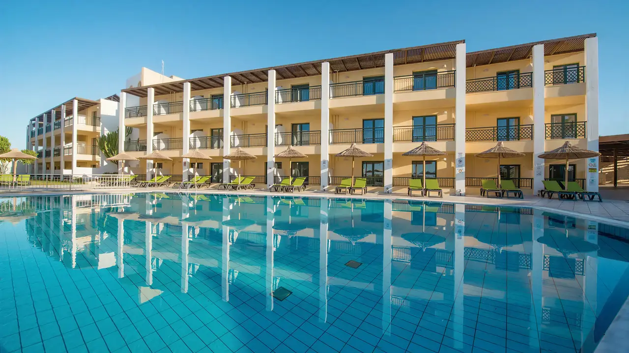 Basen i leżaki przy budynku Gouves Water Park Holiday Resort