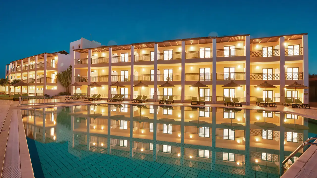 Basen i budynek hotelu Gouves Water Park Holiday Resort wieczorem