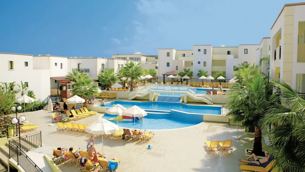 Basen z leżakami w Gouves Water Park Holiday Resort