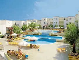 Basen z leżakami w Gouves Water Park Holiday Resort