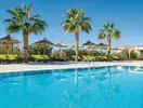 Basen z leżakami i palmami w Gouves Water Park Holiday Resort