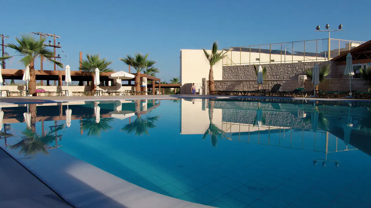 Basen z leżakami w hotelu Gouves Water Park Holiday Resort
