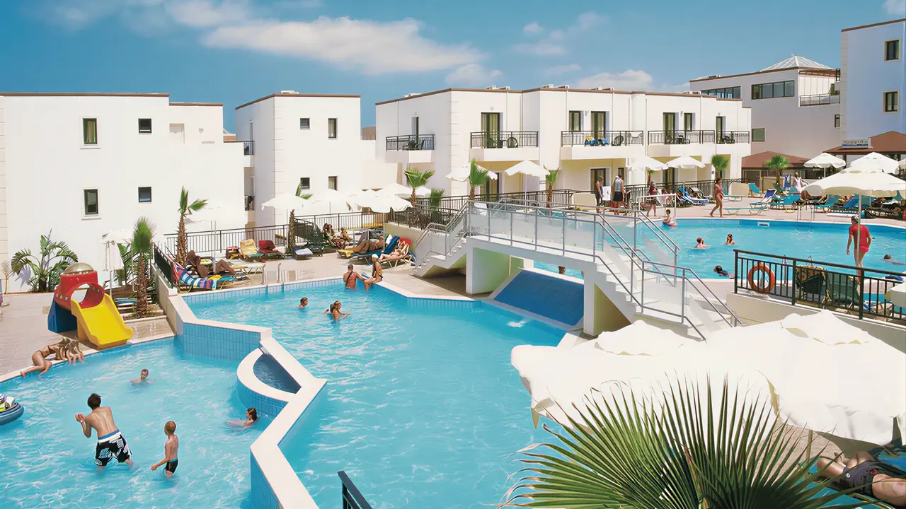 Widok na baseny i budynki Gouves Water Park Holiday Resort