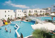 Widok na baseny i budynki Gouves Water Park Holiday Resort