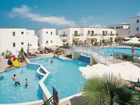 Widok na baseny i budynki Gouves Water Park Holiday Resort