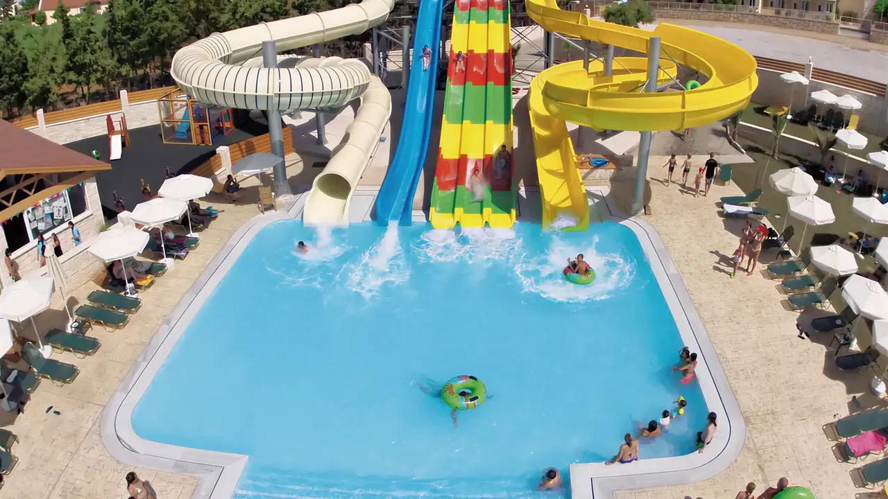 Zjeżdżalnie wodne i basen w Gouves Water Park Holiday Resort