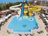 Zjeżdżalnie wodne i basen w Gouves Water Park Holiday Resort
