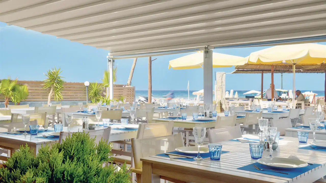Restauracja w Gouves Water Park Holiday Resort z widokiem na morze
