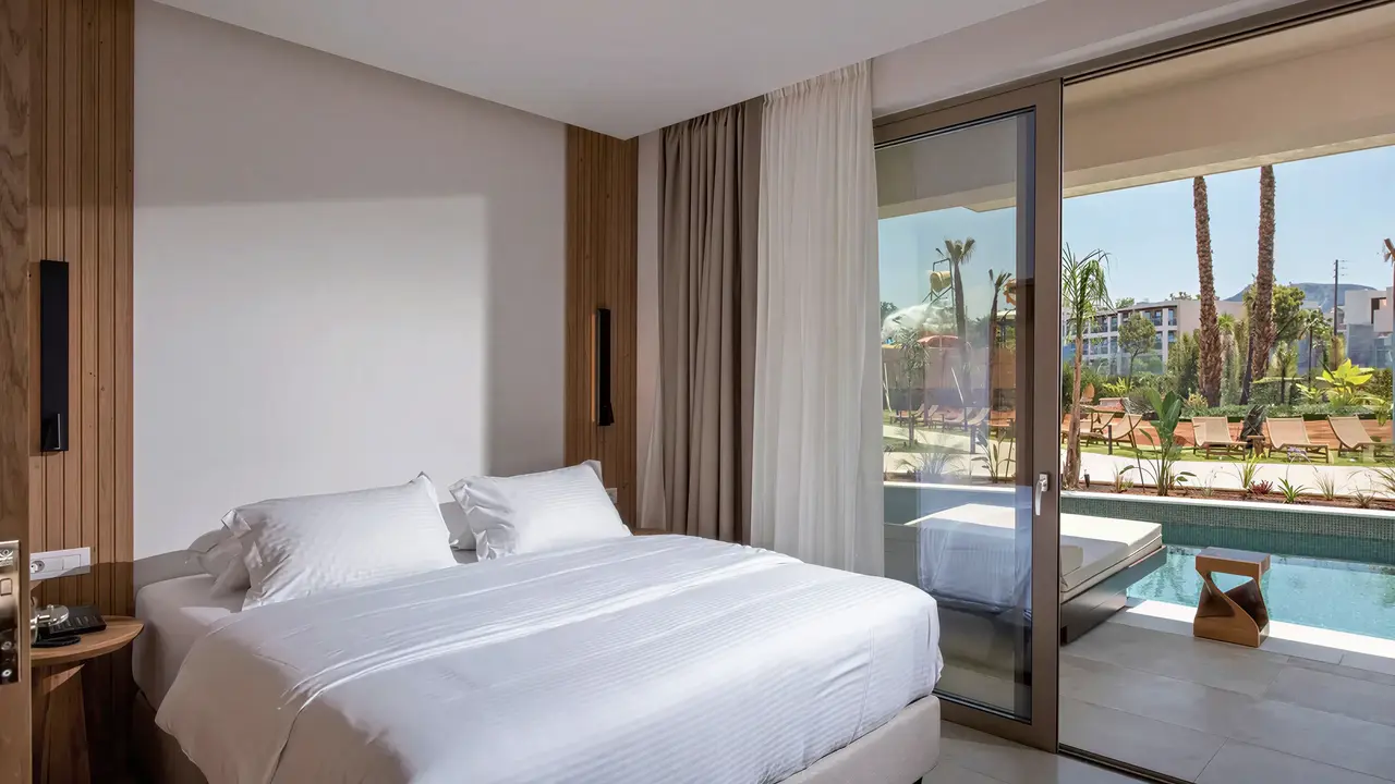 Sypialnia z widokiem na basen w Gouves Water Park Holiday Resort