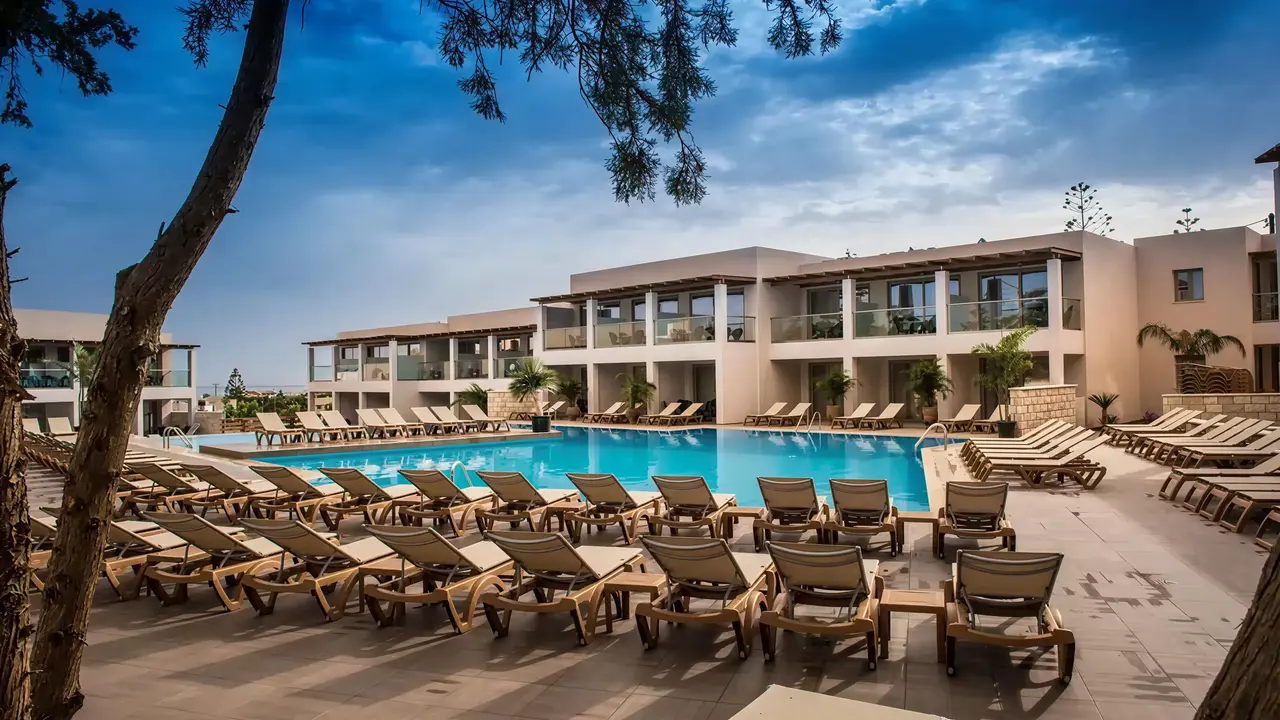 Basen i leżaki w hotelu Gouves Water Park Holiday Resort