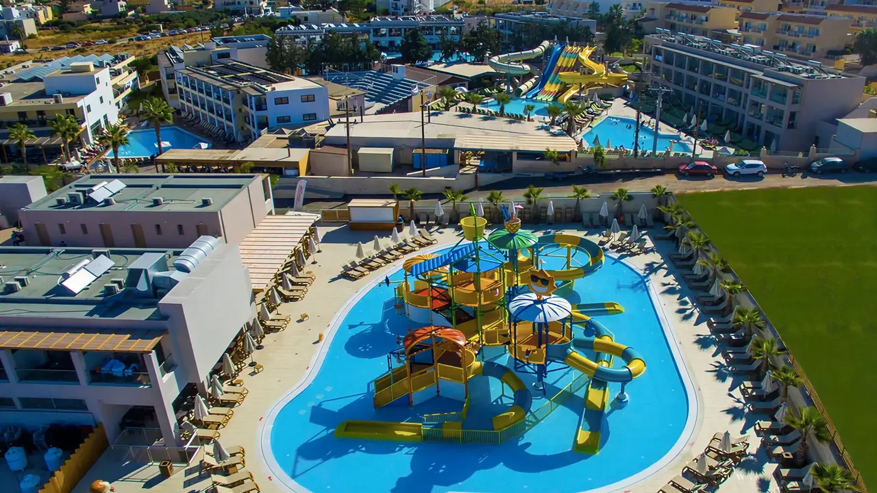 Aquapark z kolorowymi zjeżdżalniami w Gouves Water Park Holiday Resort