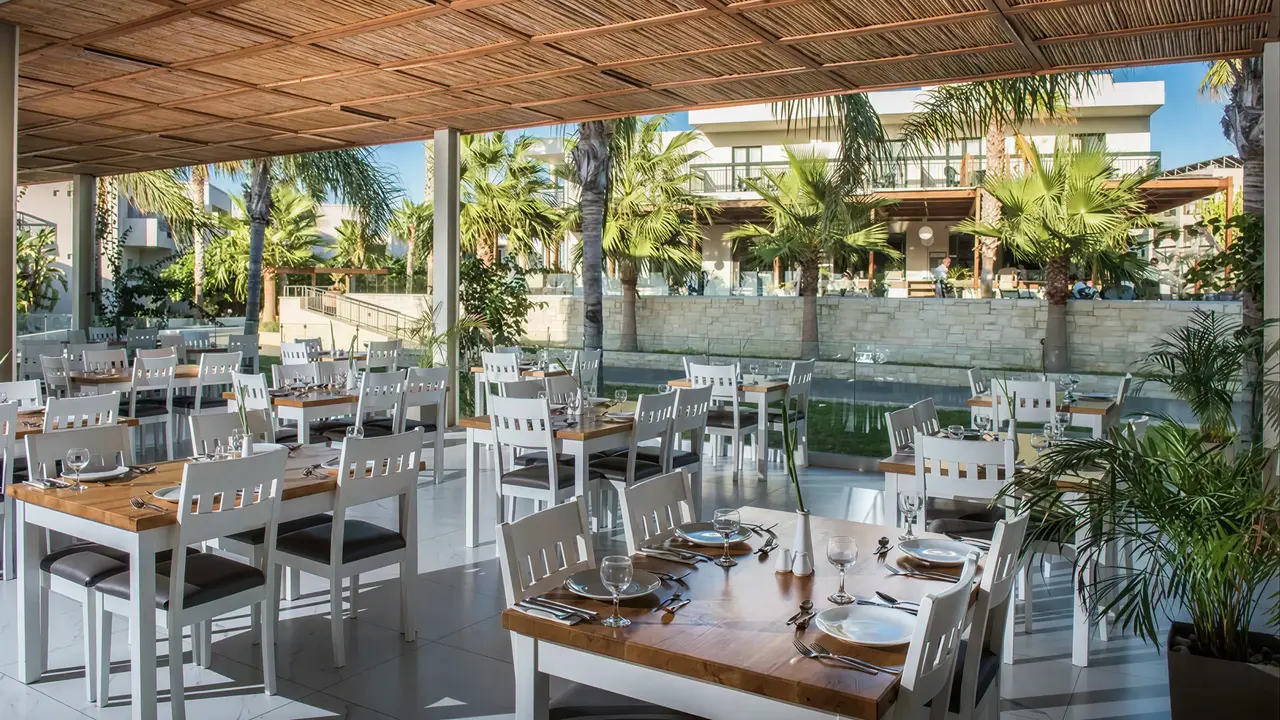 Restauracja w Gouves Water Park Holiday Resort z widokiem na palmy