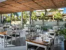 Restauracja w Gouves Water Park Holiday Resort z widokiem na palmy