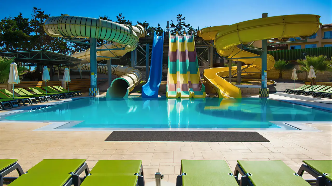 Zjeżdżalnie wodne i basen w Gouves Water Park Holiday Resort