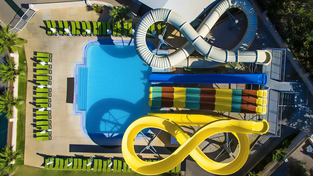 Zjeżdżalnie wodne i basen w Gouves Water Park Holiday Resort