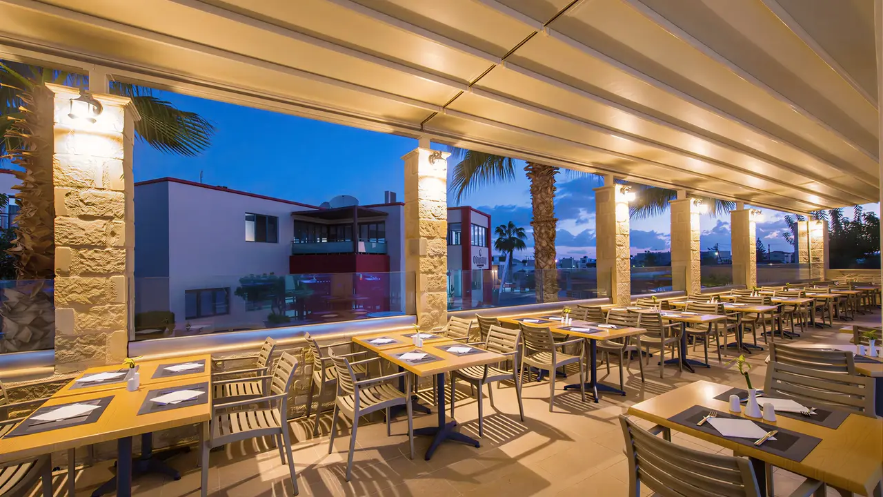 Restauracja na tarasie w Gouves Water Park Holiday Resort