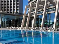 Basen zewnętrzny przy budynku Gran Bali