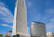 Nowoczesny budynek hotelu Gran Bali na tle nieba