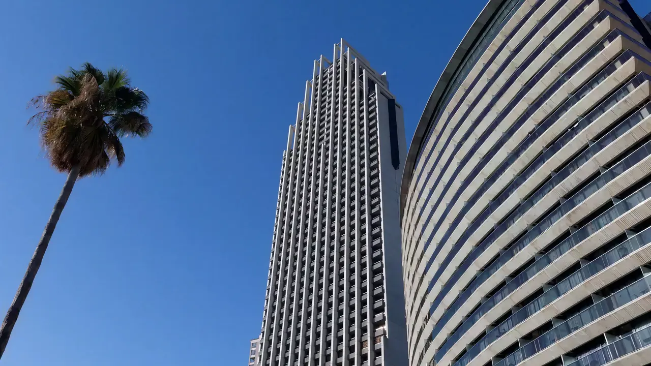 Nowoczesne budynki Gran Bali na tle nieba