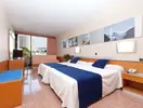 Pokój z łóżkami w hotelu Gran Bali