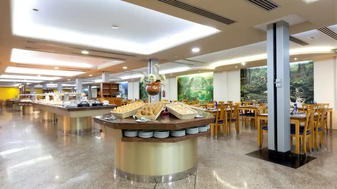 Bufet i stoliki w restauracji Gran Bali