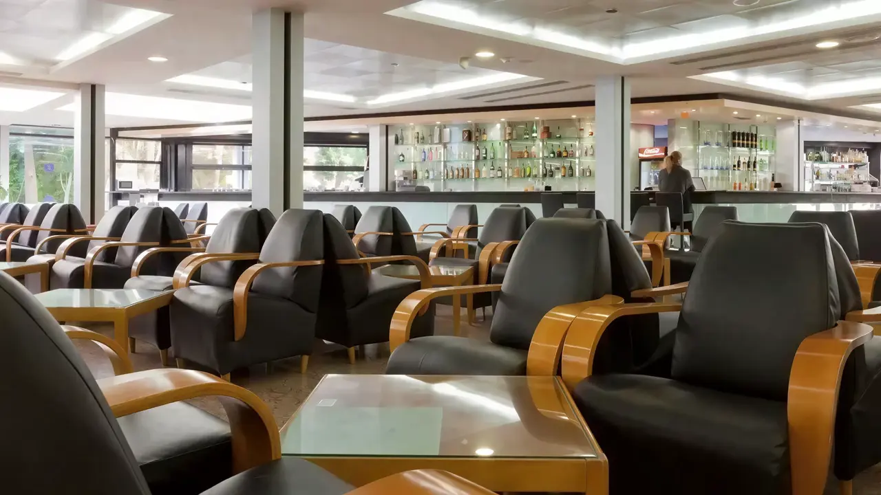Wnętrze lobby z fotelami w Gran Bali
