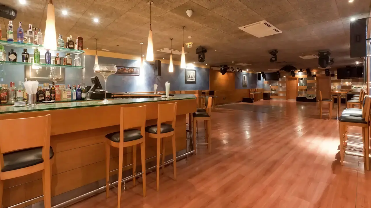 Bar z wysokimi krzesłami w Gran Bali