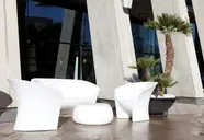 Nowoczesna strefa wypoczynku przed budynkiem Gran Bali
