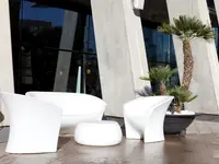 Nowoczesna strefa wypoczynku przed budynkiem Gran Bali