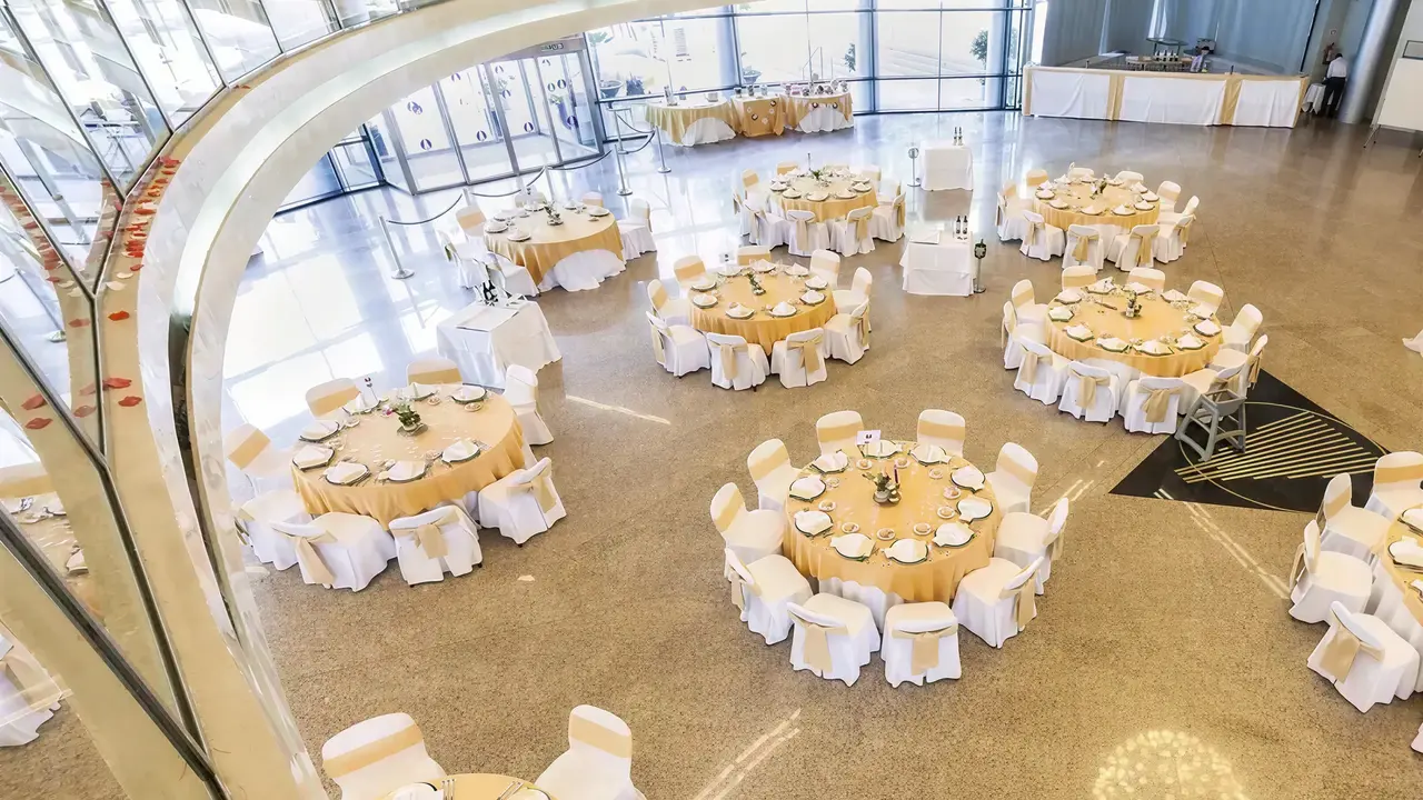 Sala bankietowa w Gran Bali z okrągłymi stołami