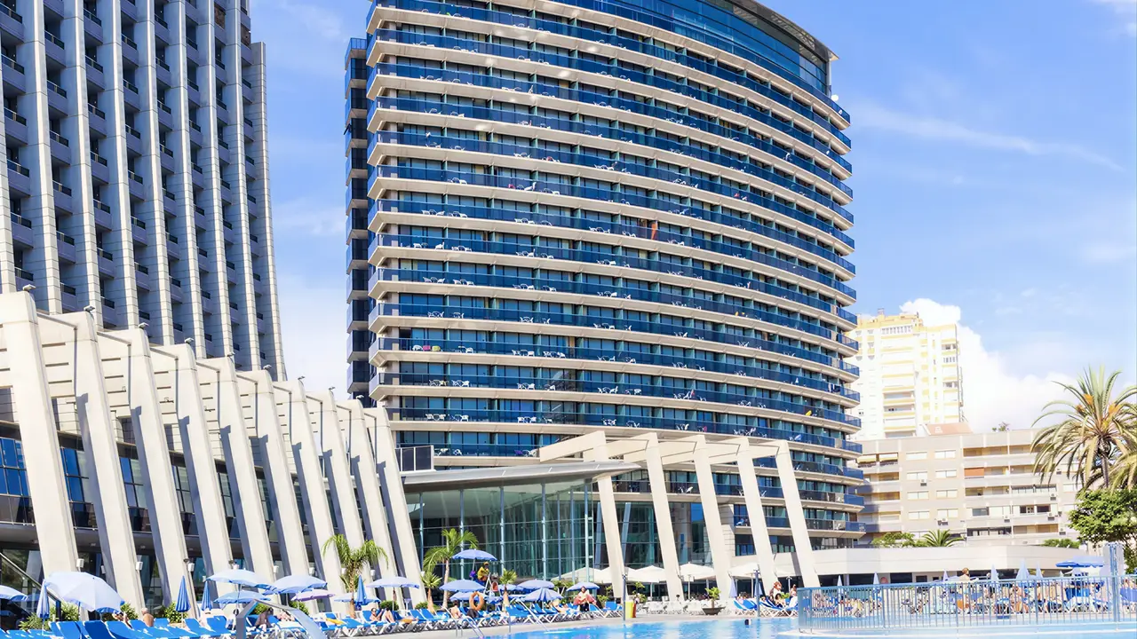 Budynki i basen w hotelu Gran Bali