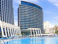 Budynki i basen w hotelu Gran Bali