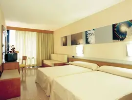 Pokój z łóżkami w hotelu Gran Bali