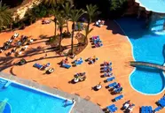 Widok na kompleks basenowy w Gran Bali