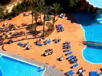 Widok na kompleks basenowy w Gran Bali