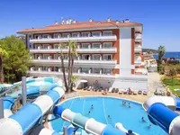 Widok na kompleks i baseny w Gran Garbi Mar