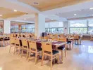 Restauracja w hotelu Gran Garbi Mar z ustawionymi stolikami