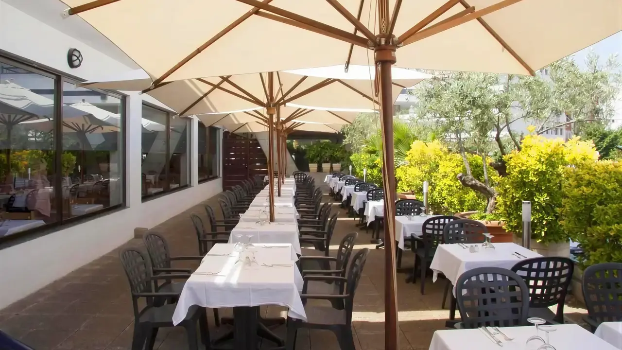 Stolik restauracyjny na tarasie w Gran Garbi Mar